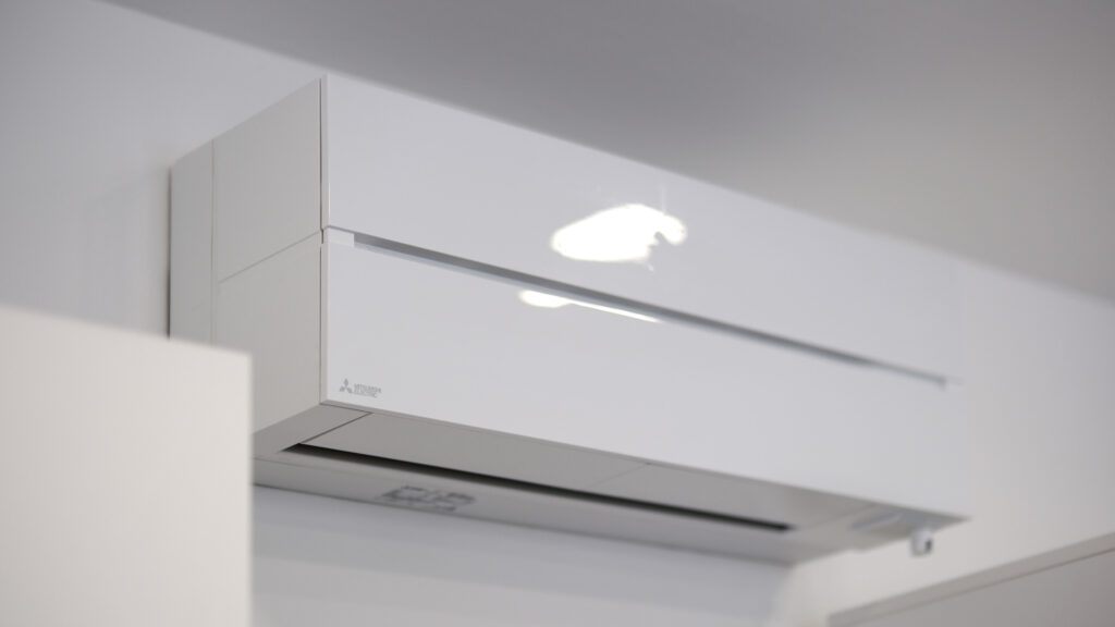 Weiße Wandklimaanlage von Mitsubishi Electric, montiert im Innenraum unter der Decke